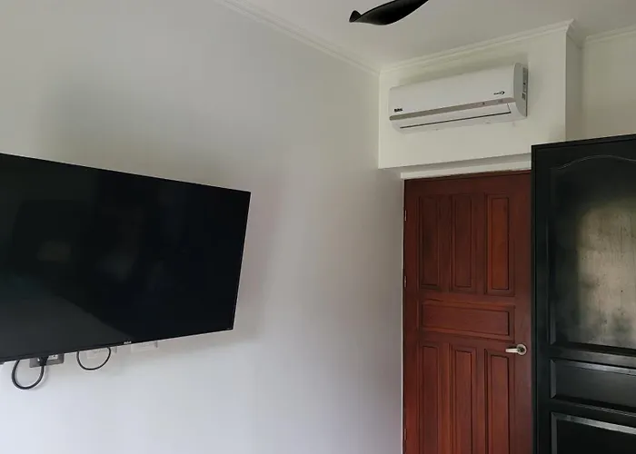 Beautiful Newly Refurbished 2 Bedroom 2 Bathroom 2nd Floor *
